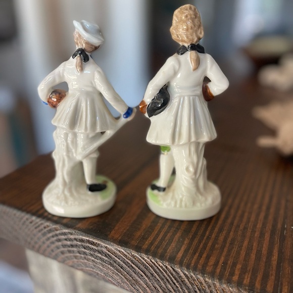 Vintage Porcelain Figurines Pair – Colonial Boys/ Men – Hand Painted – 5” Tall - Picture 3 of 9